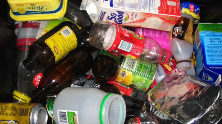 items that can be recycled in the comingled recycling bins