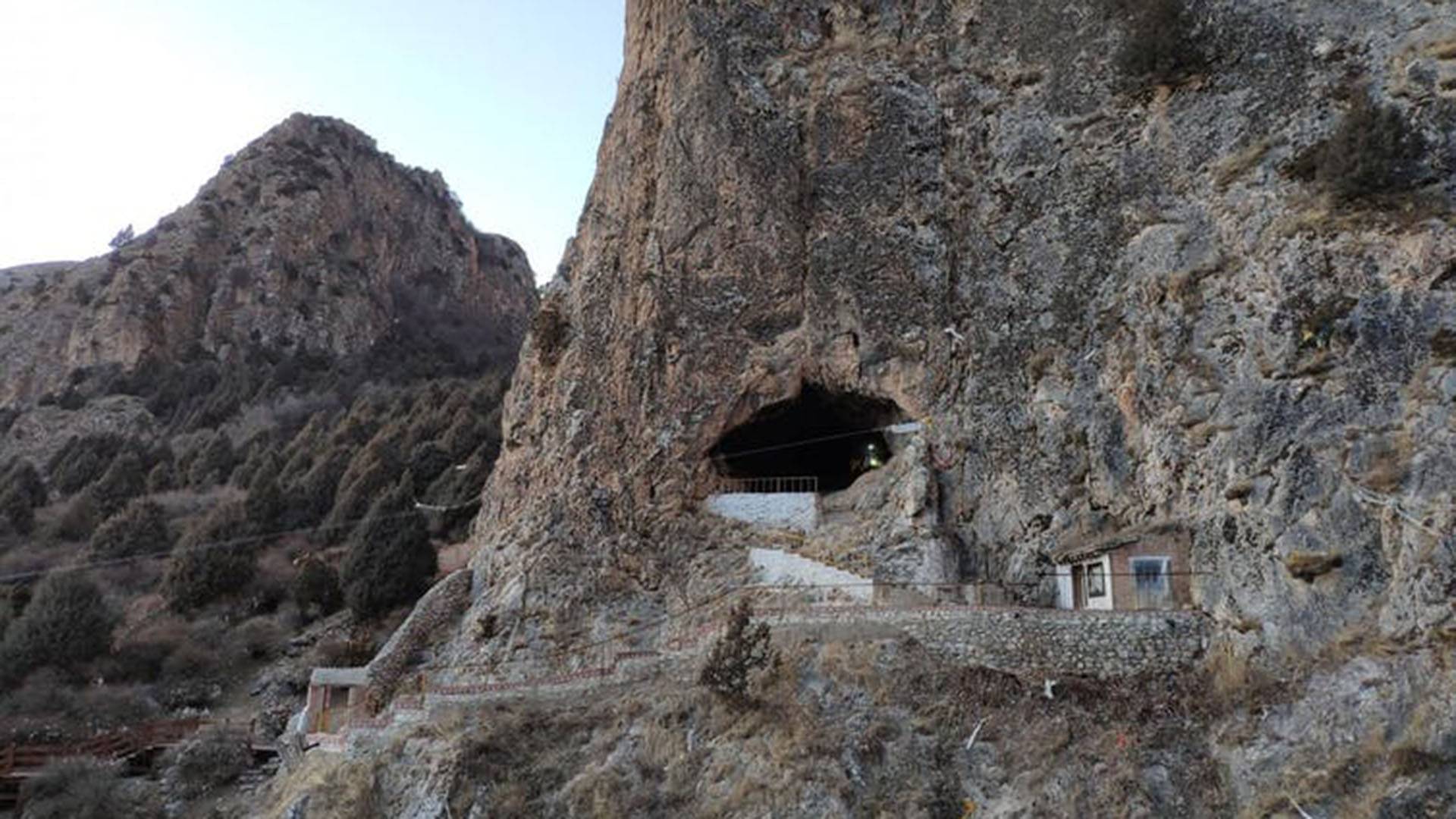 Baishiya Karst Cave entrance - Densiovan Science paper by Bo Li and Zenobia Jacobs