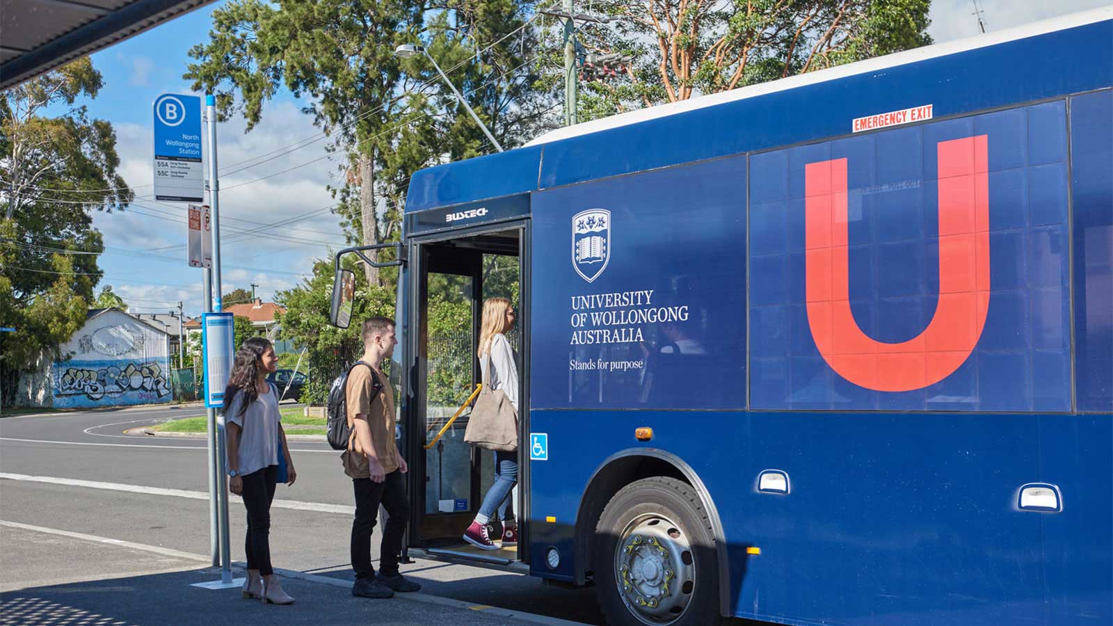 Students catching North Gong shuttle bus