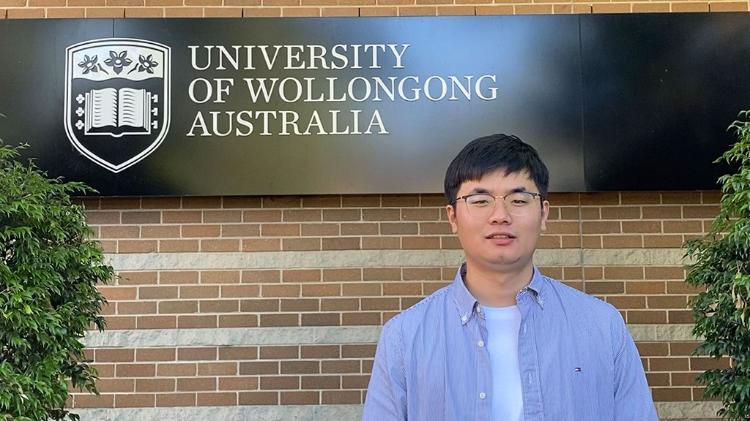 Zhongbei Li with UOW sign in background