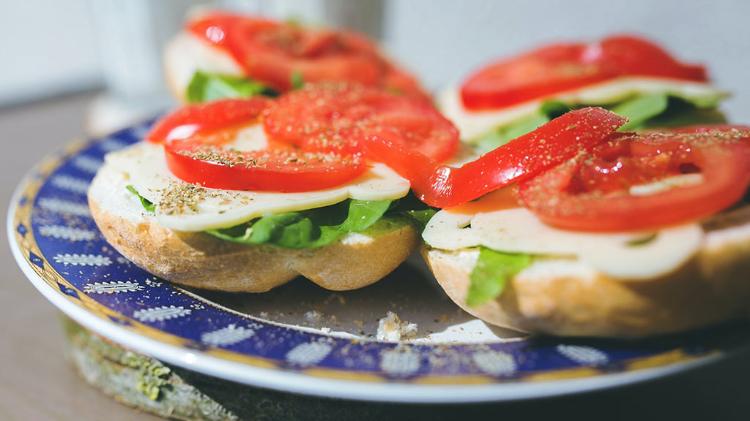 Tomato, lettuce and cheese on bagel