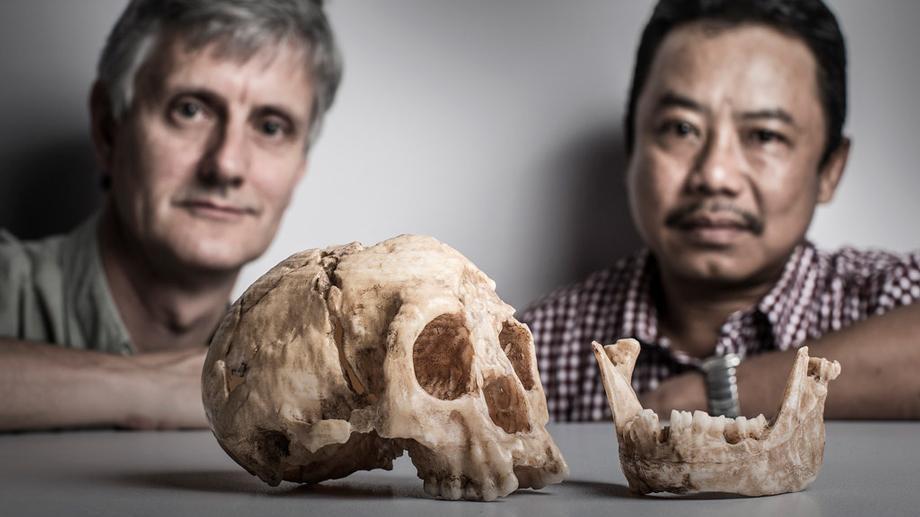 Professor Richard 'Bert' Roberts and Dr Thomas Sutikna with a scientific replica of ‘the Hobbit’ skull