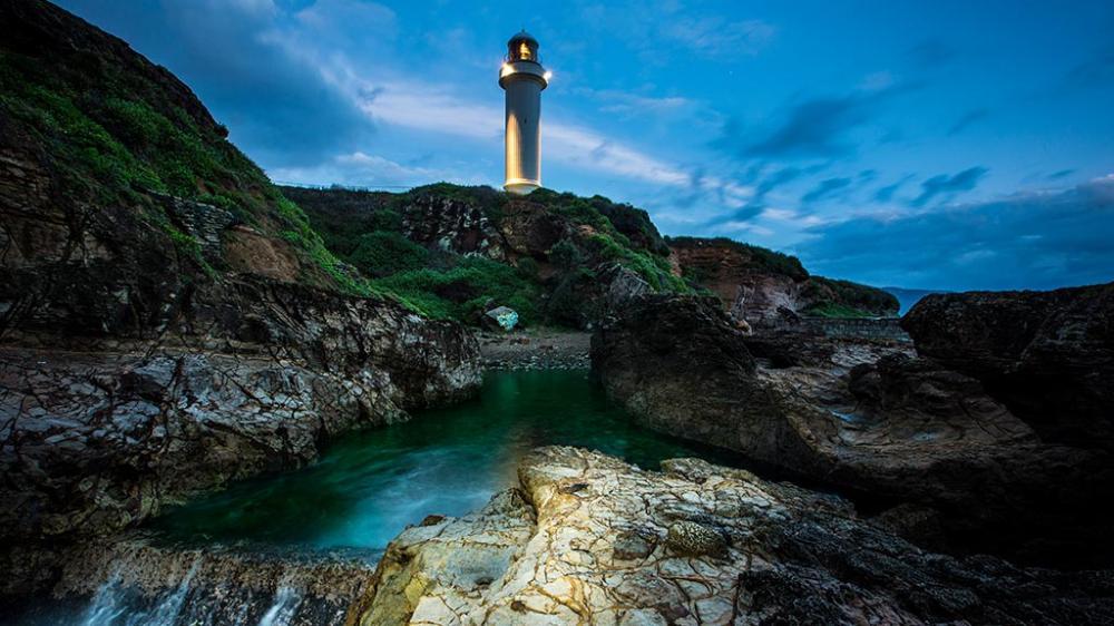 Nun's pool in Wollongong with Lighthouse in the background