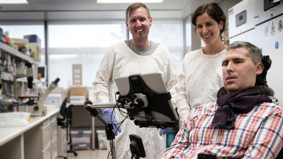 Image of Justin Yerbury with students in lab