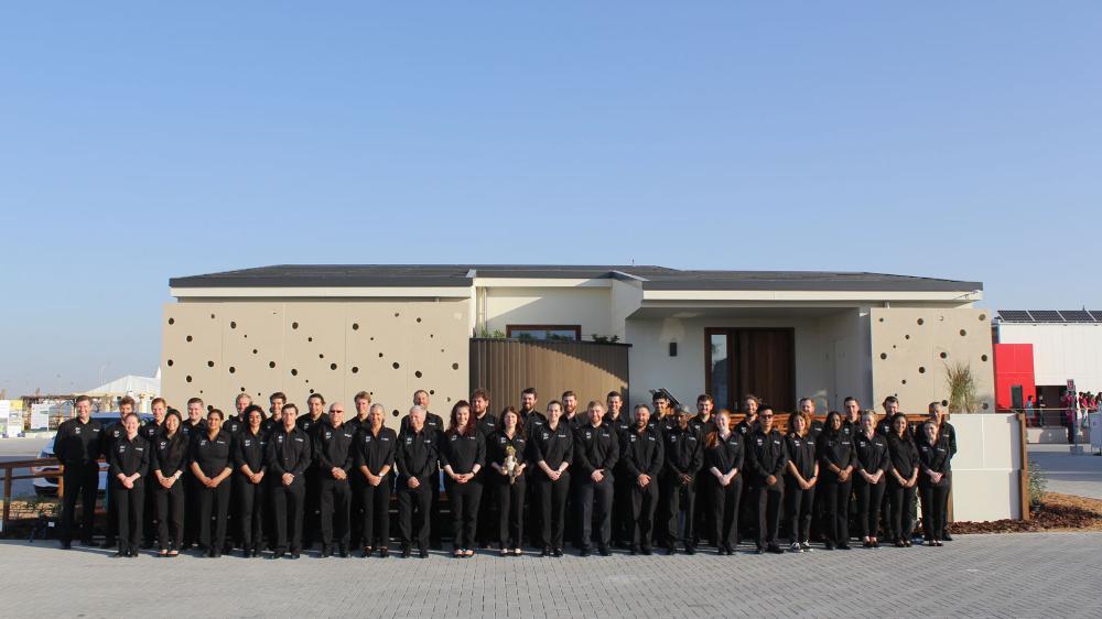 The UOW Team in front of the Desert Rose house.