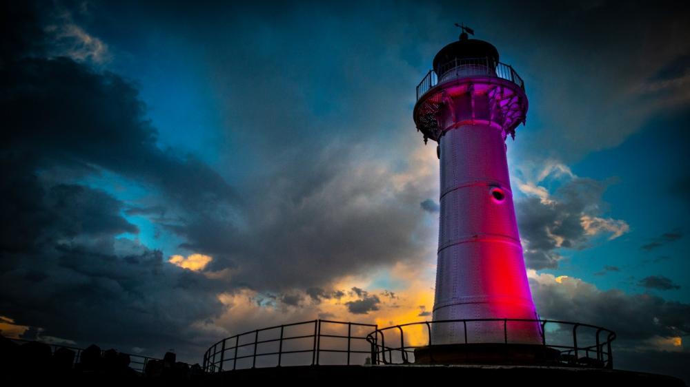 Image of illuminated Wollongong Lighthouse at night