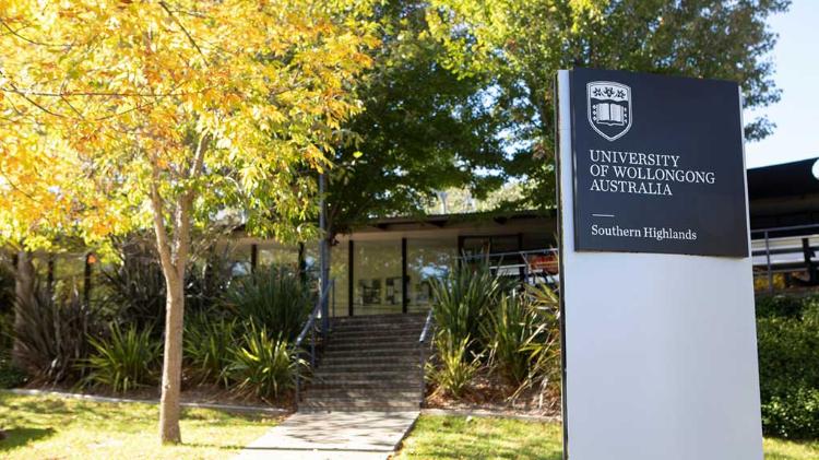 Front entrance to UOW Southern Highlands in Mossvale with lush green grass