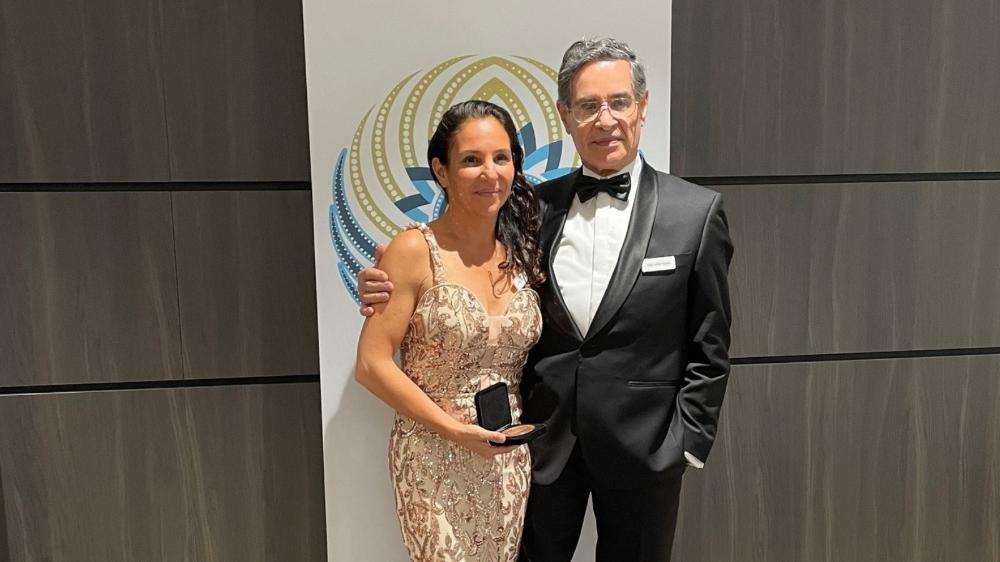 Associate Professor Laurencia Villalba receiving the prestigious 2023 Graham Coupland Medal, pictured with her father.