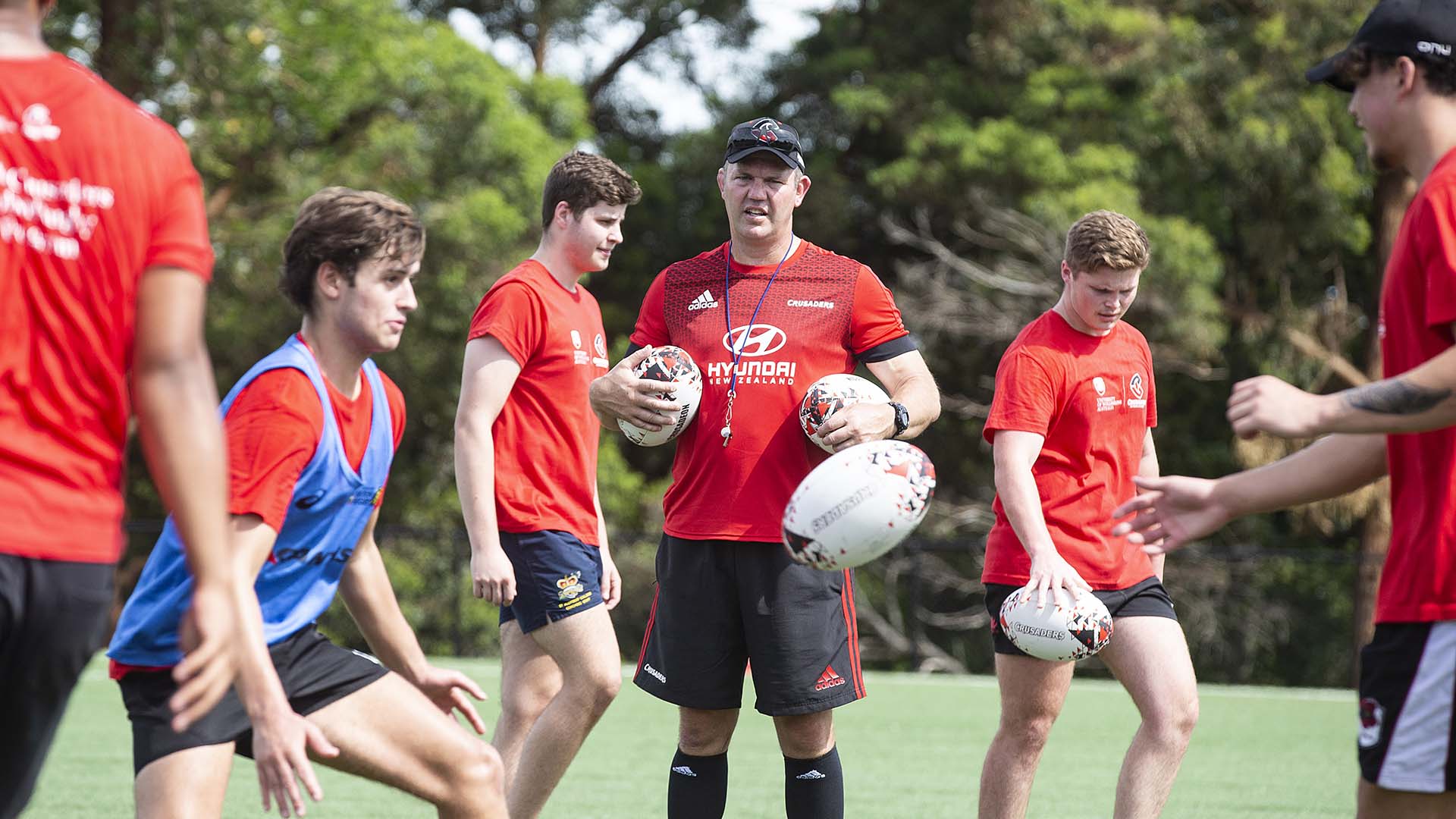 Former All Blacks captain Reuben Thorne leads a rugby training session at UOW