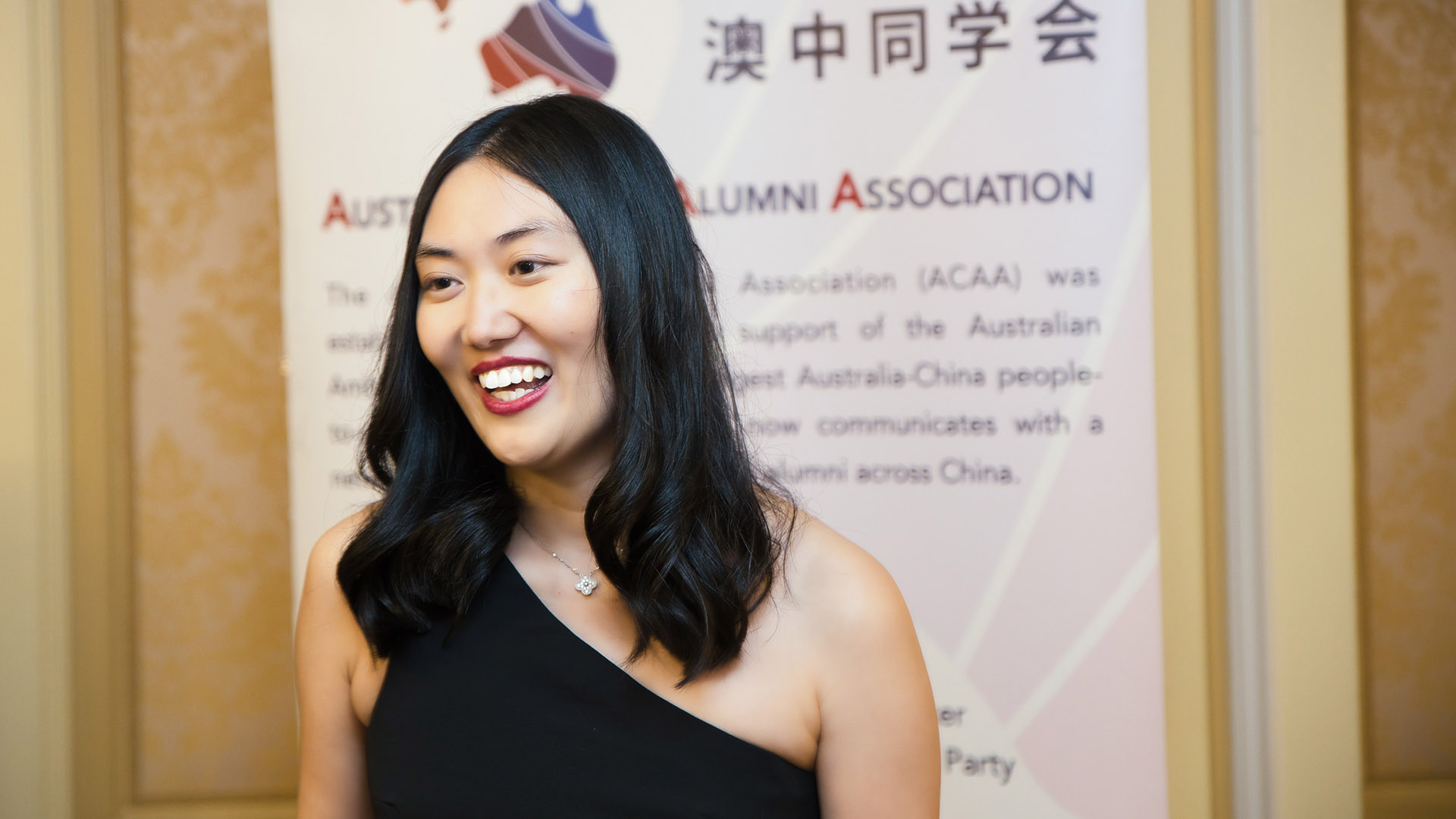 UOW alumni Susan Zhang is presented with a Judges' Commendation at the 2022 Australia China Alumni Association Awards