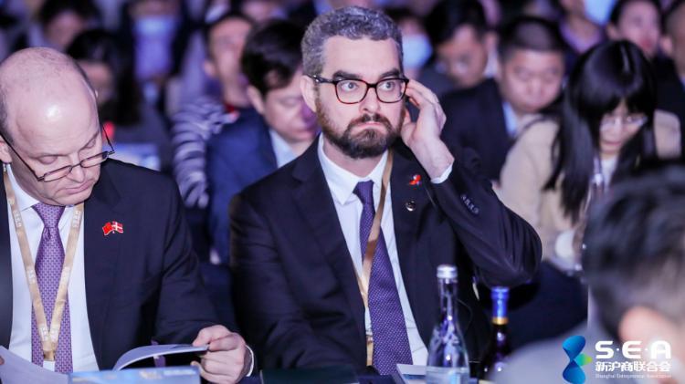 UOW alumnus Bede Paynel istening to a simultaneously translation at a Shanghai Entrepreneurs Association (SEA) annual Congress meeting. China’s biggest private business association.