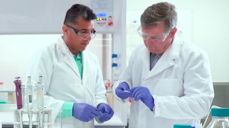 IPRI researcher Javad Foroughi with Bluey Merino founder Andrew Ross in the lab