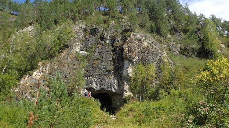 La entrada a la cueva Denisova en las montañas de Altai en Rusia