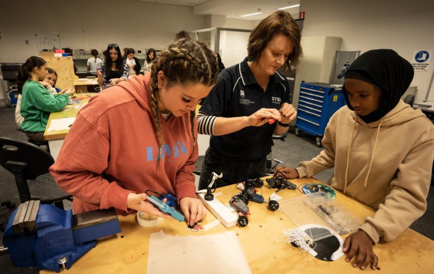 UOW iAccelerate and Makerspace highlight careers for young women in STEM
